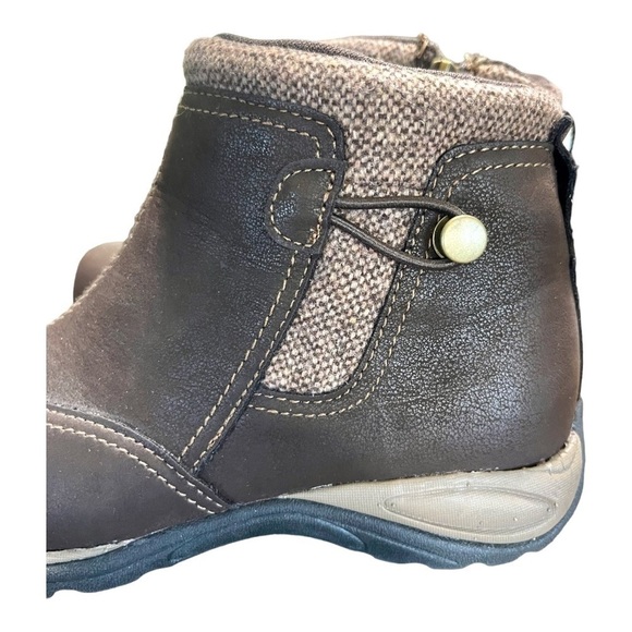 EASTLAND, BRIDGET, ANKLE BOOT. BROWN SYNTHETIC UPPER WITH FABRIC LINING. SIZE 6M - Picture 7 of 8